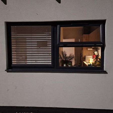 Deluxe Single Room Only For One Adult Northolt  Eksteriør bilde