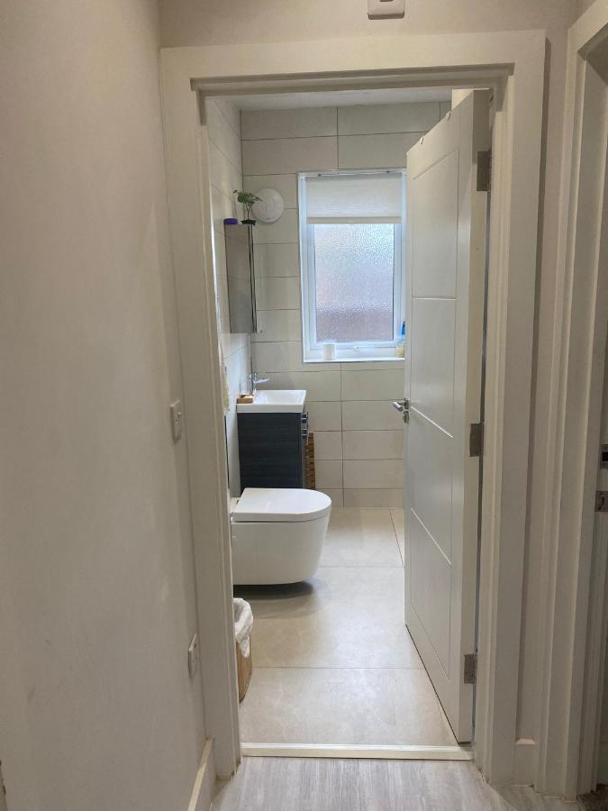 Deluxe Single Room Only For One Adult Northolt  Eksteriør bilde