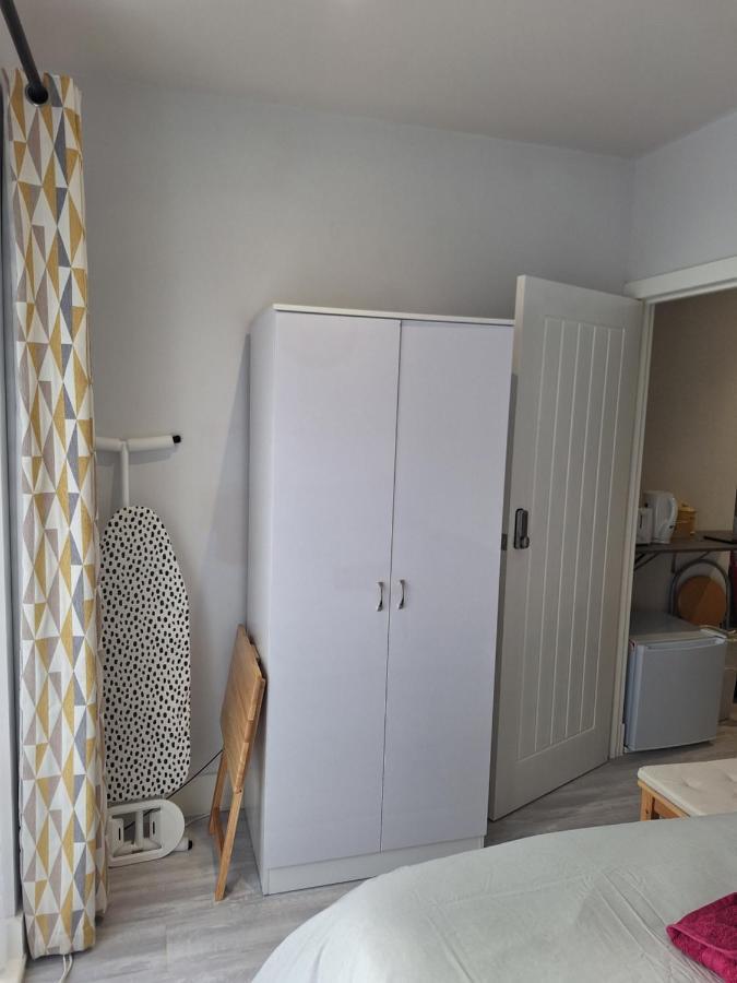 Deluxe Single Room Only For One Adult Northolt  Eksteriør bilde