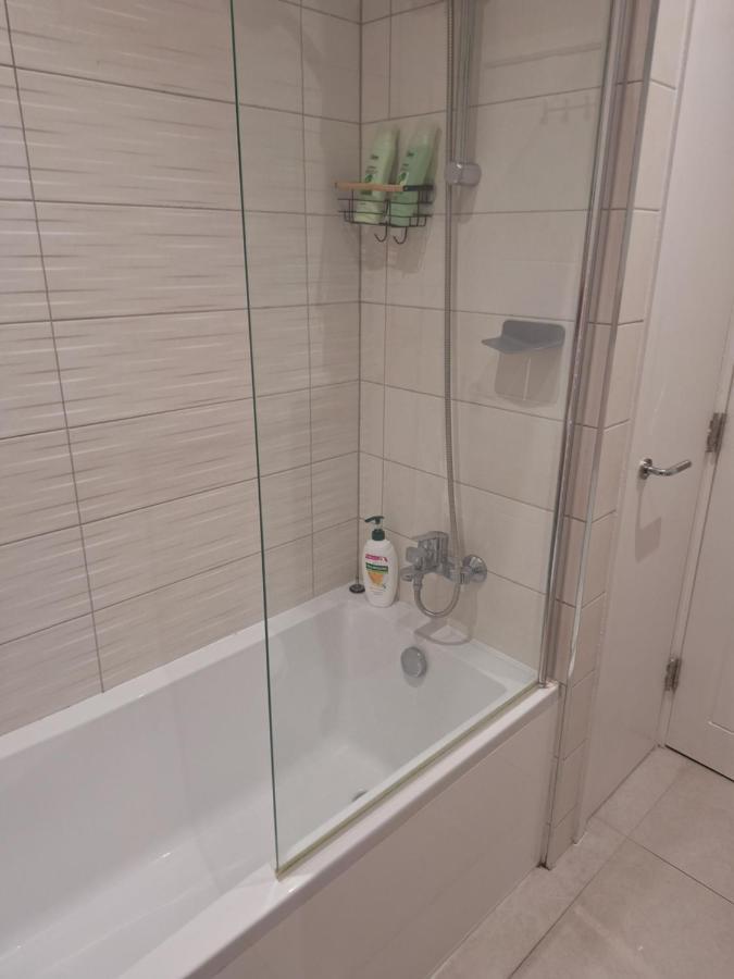 Deluxe Single Room Only For One Adult Northolt  Eksteriør bilde